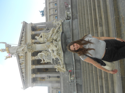 Elizabeth Froehlich in front of the Austrian parliament
