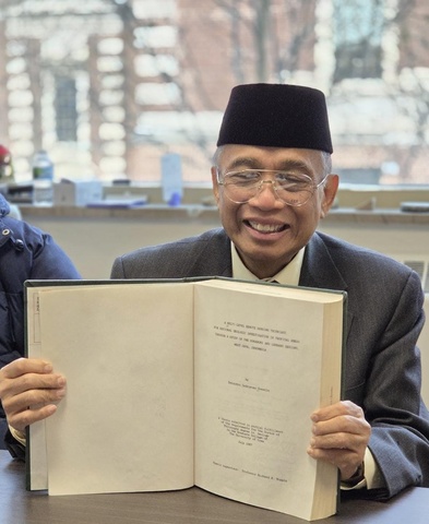 Amb. Soesilo holding dissertation