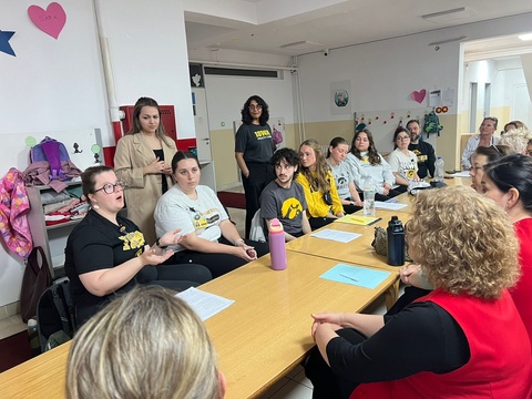 UI graduate student Courtney Leonard leads discussion of recommendations to preschool teachers