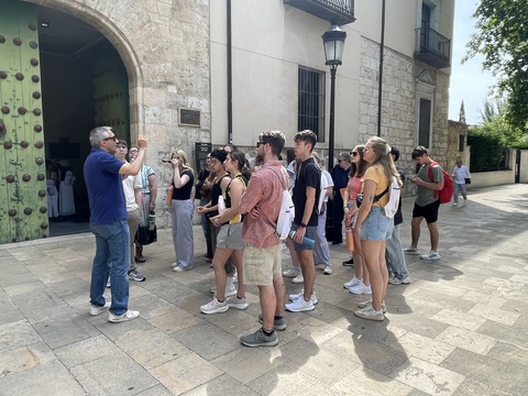 Group of students being taught by a UI Faculty