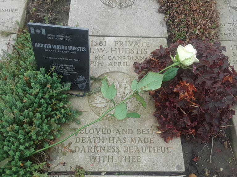 gravestone of Private HW Huestis