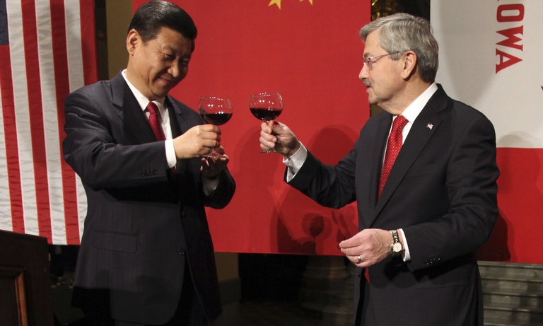 &nbsp;Guardian article photo_Xi Jinping and Terry Branstad