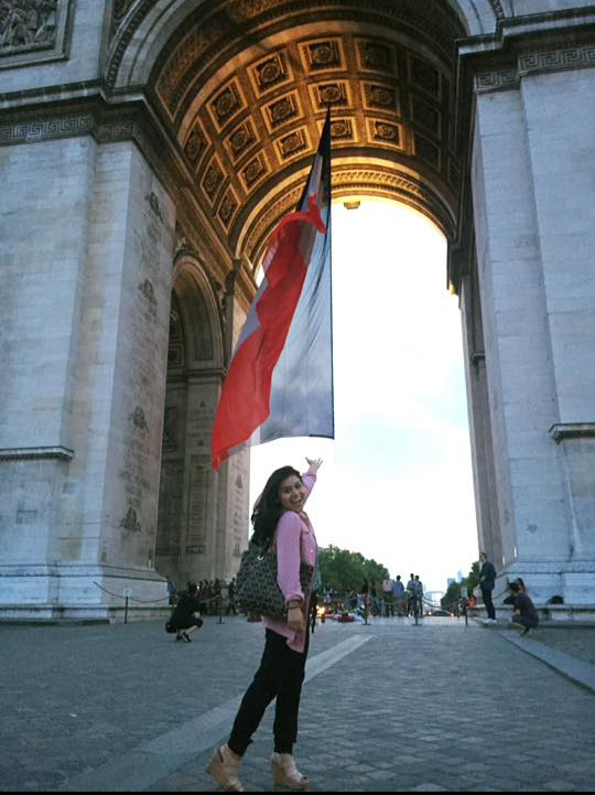 Image of Ana Arzate in front of the Arc de Triomphe
