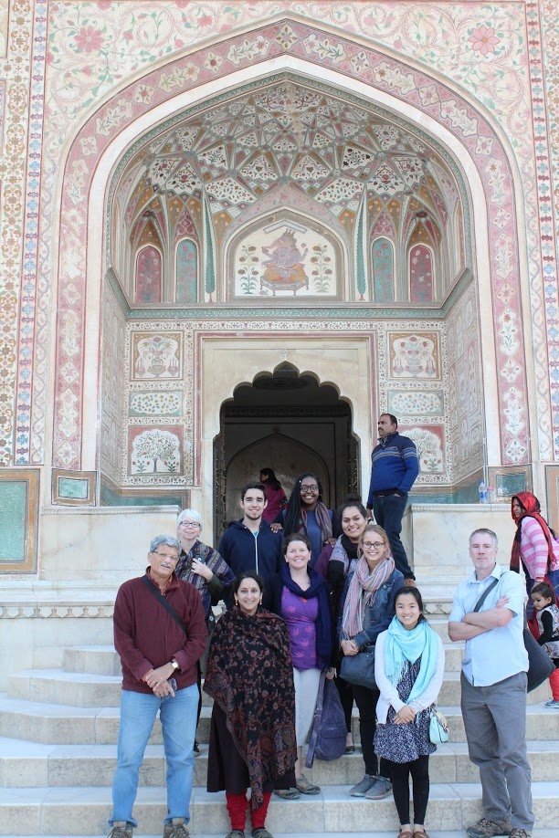 group_in_front_of_ganesh_pol_gate_at_amber_fort_in_rajasthan
