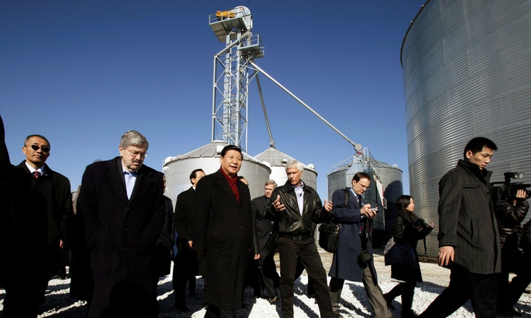 Guardian article photo_Xi Jinping tours an Iowa farm with Terry Branstad in 2012