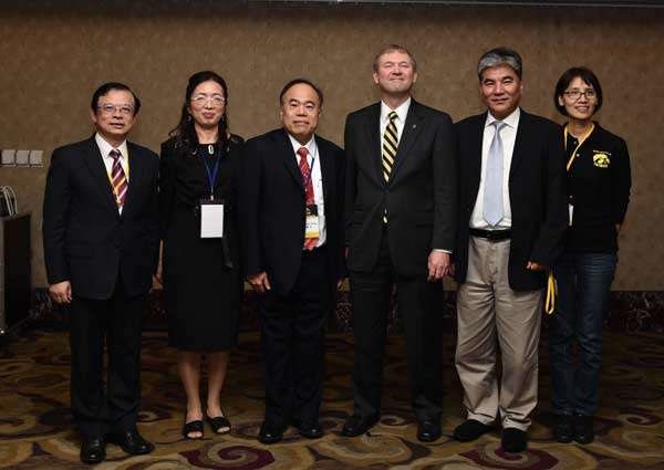Cheng-kung, center left, poses for a picture with University of Iowa Dean Alec Scranton, center right, and fellow alumni, from left, Huang Hung-pin, Lee Nien-tzu, Lee Hong-yuan and Chen Miao-cheng, in Taipei. (Photo courtesy of John Chao)