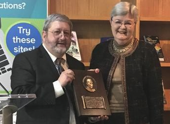 Image of Trudy Huskamp Peterson receiving the Emmett Leahy Award