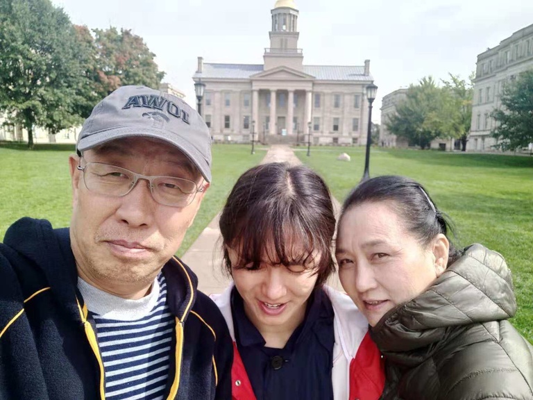 Yuchen Liu (center) with her parents on the University of Iowa campus