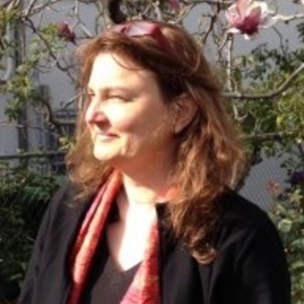 Elke Heckner headshot outside