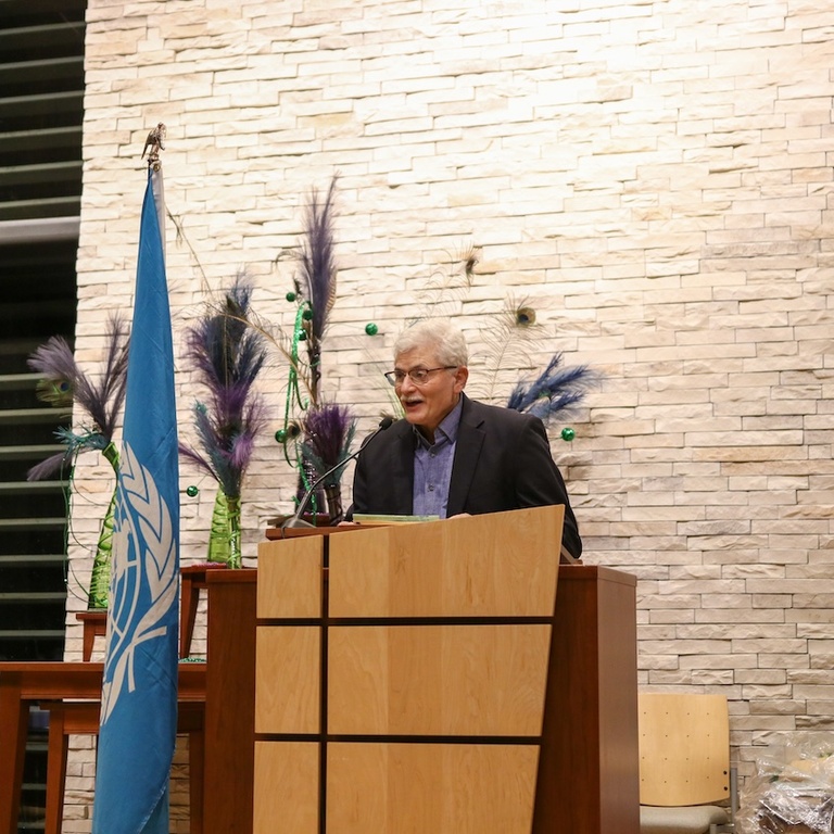 Speaker at night of 1000 dinners